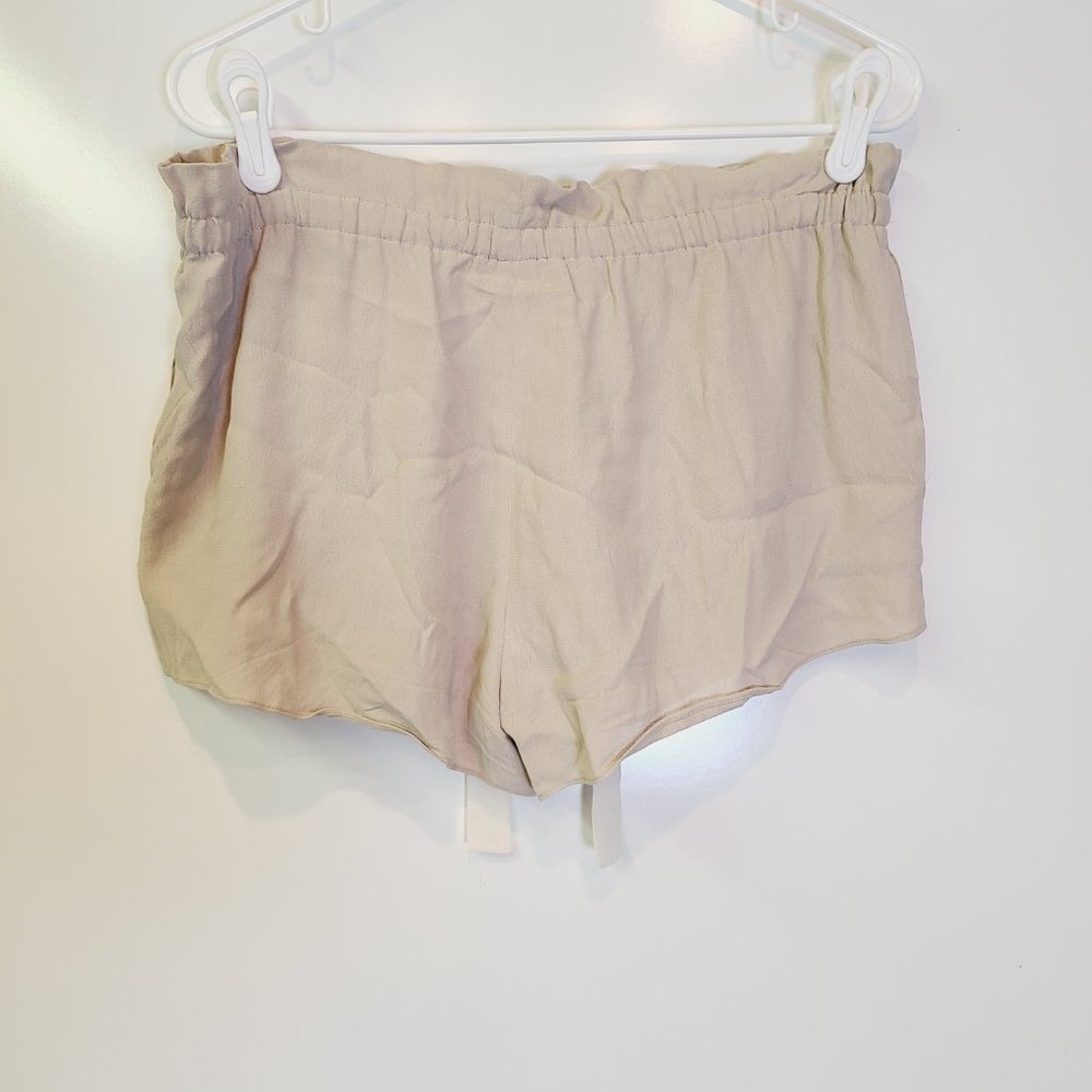 Wilfred Shorts Paperbag Cream Size Medium - Picture 2 of 8